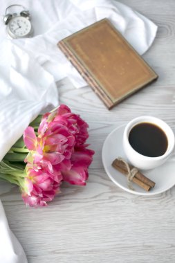 Floral 'ın geçmişi. Beyaz arka planda lalelerden yapılmış çiçek buketi. Düz yerde, üst tarafta. Kadın günü, Anneler Günü geçmişi.