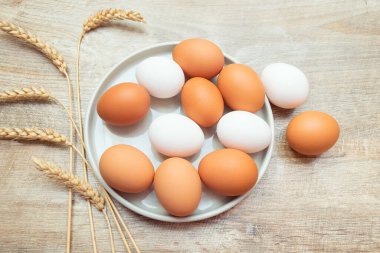 Tabaktaki çiğ yumurtaları ahşap arka planda kapat. Paskalya konsepti, model.. 