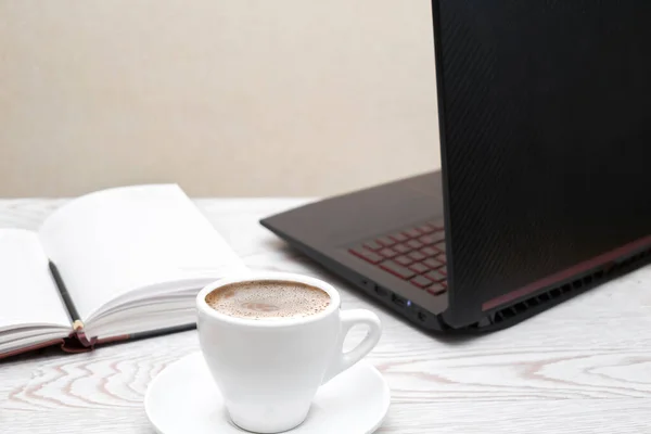 远程在线教育和自由职业工作概念 在远离家乡的地方工作有计算机 笔记本和咖啡的工作场所 — 图库照片