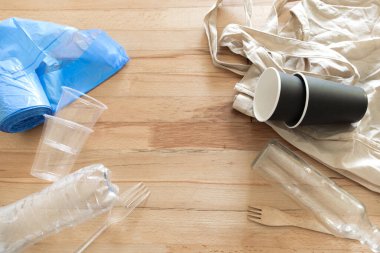 Bambu, cam şişe, poşet ve kağıt bardaktan yapılmış tek kullanımlık mutfak gereçleri. organik mutfak malzemeleri. Ekoloji, sıfır atık, plastik kavram yok. Üst Manzara. Boşluğu kopyala