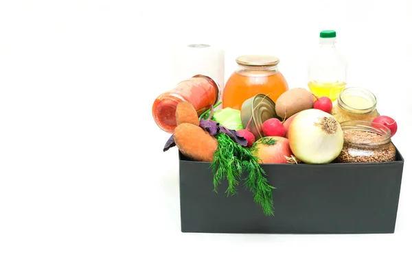 寄付の配達食品は シリアルや果物 慈善パッケージとボックスに役立ちます コロナウイルスボランティアはコピースペースで白地に隔離され — ストック写真