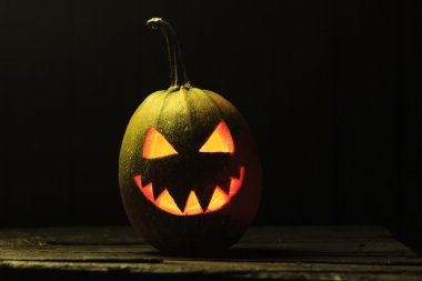 Eski ahşap masa üzerinde korkunç Cadılar Bayramı Balkabağı