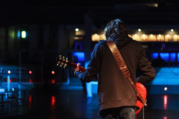 Молодий рок-музикант на сцені грає на гітарі — стокове фото
