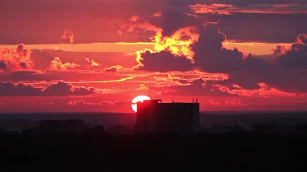 Piękny zachód słońca na dzielnicy miasta — Wideo stockowe