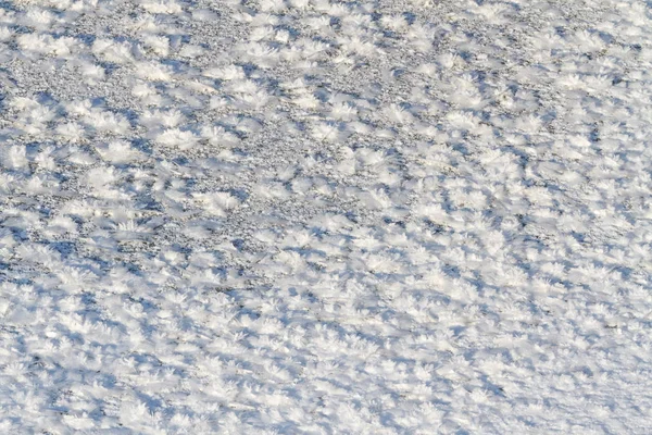 Excelente padrão de geada na cobertura de neve — Fotografia de Stock