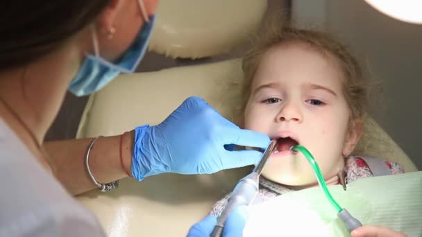 Çocuk dişçide. — Stok video