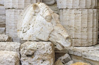 granit ve antik Yunan sütunları at başı yapılmış