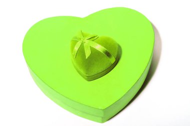 Hediyelik love yeşil bir kalp şeklinde kutusunda kullanıcının olduğu   