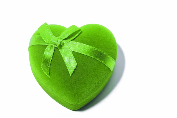 Gavegrønt hjerte med sløyfe – stockfoto