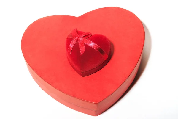 선물 사랑 레드 심장의 모양에 있는 상자에는 — 스톡 사진