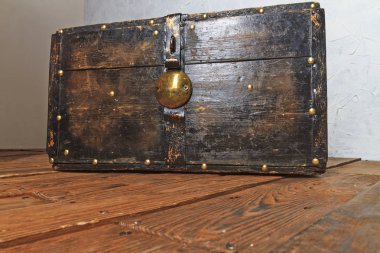 altın Çıtçıt ile antik meşe göğüs