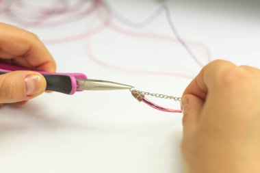 el yapımı takı için yönergeler yedi adım