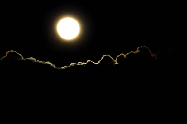 Vollmond und von ihm erleuchtete Wolken — Stockfoto