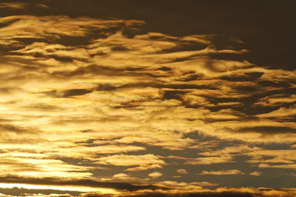 Редкий восход солнца с красивыми облаками — стоковое фото