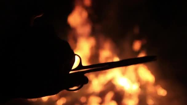 Mano peluquero cortes en el fondo del fuego — Vídeo de stock