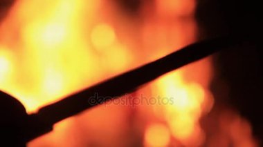 Yangın çerçevede bir elinde bıçak