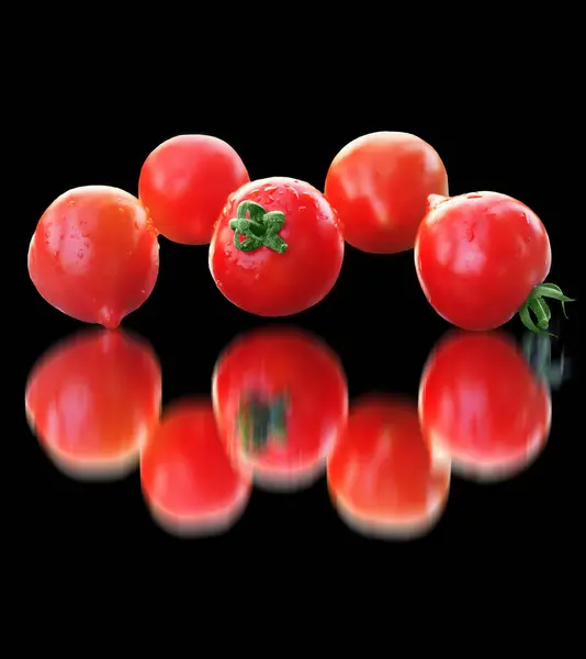 西红柿在黑色背景上的万花筒 — 图库照片