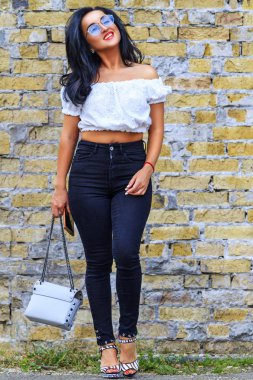 Siyah kot ve beyaz bluz ünlü model