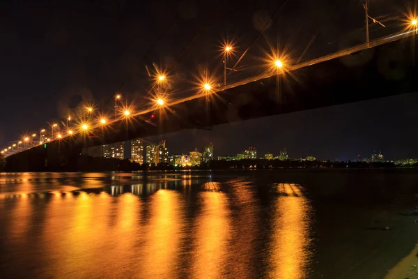 Brand op een brug in een grote stad — Stockfoto