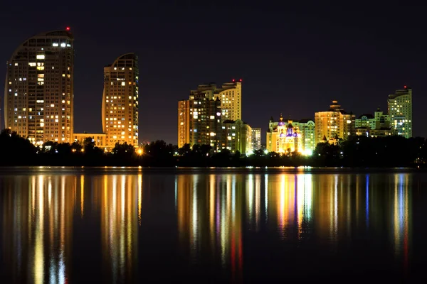 Área ecologicamente limpa da cidade perto do rio à noite — Fotografia de Stock