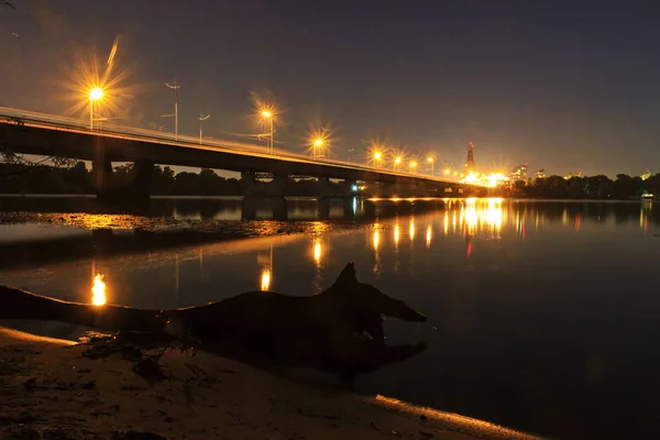 Duas margens e cidades entre eles durante a noite — Fotografia de Stock