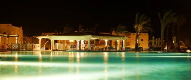 Havuzun ve barın gece manzarası, seyahat ve dinlenme