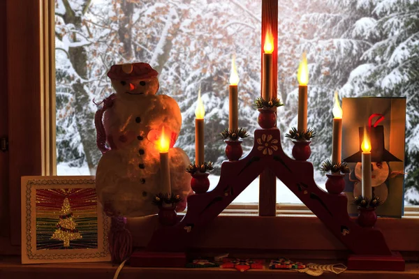 Зимние деревья за окном и праздничные украшения — стоковое фото