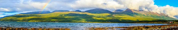 Panorama Van Een Zomer Fjord Met Een Berg Een Regenboog — Stockfoto