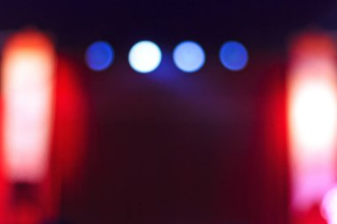 perde sahnede ve yönlendirilmiş ışık - bulanık arkaplan, arkaplan ve ışıklandırma