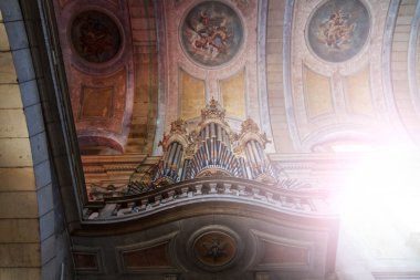 Güneşli hotspot, din ve müzik ile Katolik kilisesinde boru organı