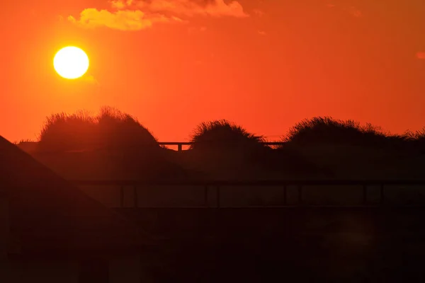 Sonnenuntergang Über Dem Wasser Und Sand Ufer Des Ozeans Gebäude — Stockfoto