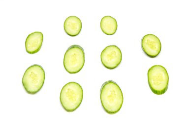 Beyaz bir arka plan üzerinde oval salatalık