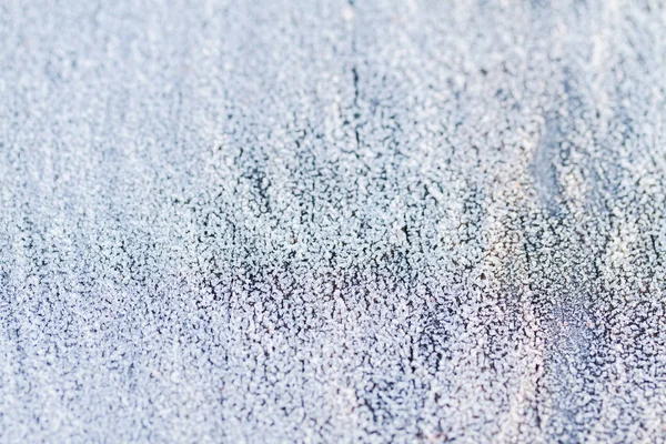 Givre blanc sur une surface en bois — Photo