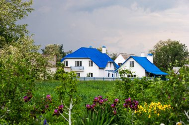 Bahar bahçesinde fırtınalı bir gökyüzü