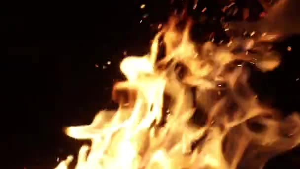 Огонь горит медленным движением и брызгает искрами — стоковое видео