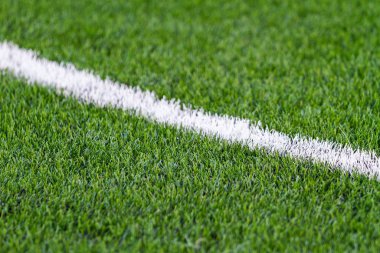 Yeşil futbol sahası üzerinde beyaz çizgi
