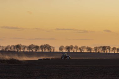 Çekici yay tarlası buğdayı ekiyor