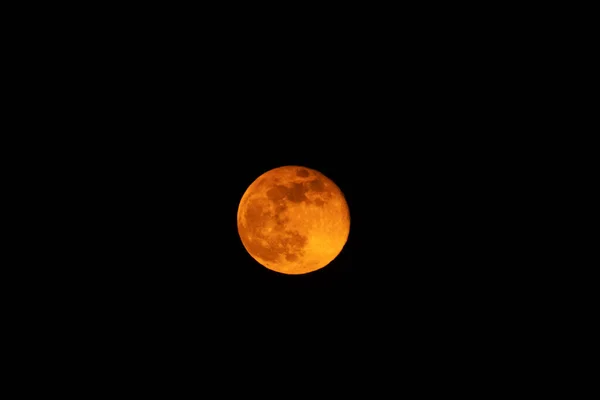 Mês vermelho em uma noite escura — Fotografia de Stock