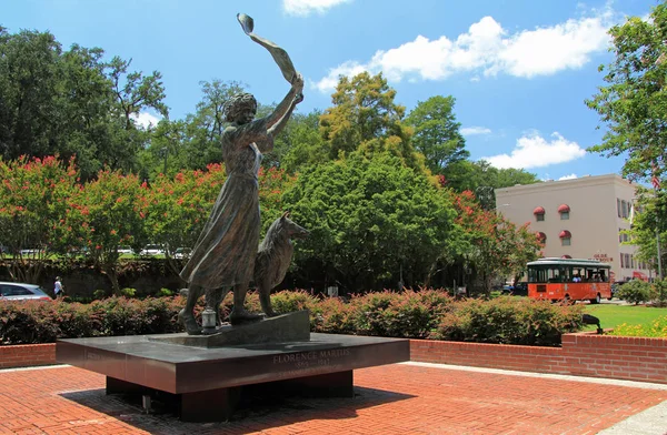 Kız anıt sallayarak