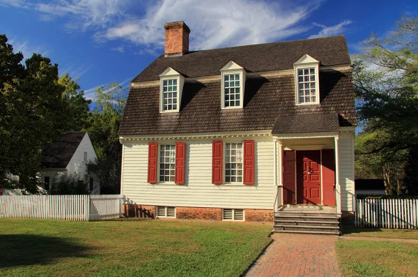 コロニアル ウィリアムズバーグは多数の歴史的な家 ウィリアムズバーグ バージニア州の元の外観 2017 日に復元されているショップが特徴でウィリアムズバーグ — ストック写真