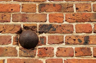 Yorktown, Va 7 Ekim: Amerikan Devrimi taşaklarından top hala zarif Nelson evin duvarları içinde 7 Ekim 2017 Yorktown, Va saplanmış bulunabilir