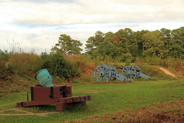 バージニア州ヨークタウン戦場で植民地時代のミサイル発射機 — ストック写真