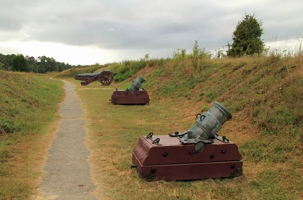 バージニア州ヨークタウン戦場で植民地時代のミサイル発射機 — ストック写真