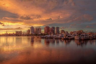 Geceleri town Palm Beach üzerinden, Florida haliyle West Palm Beach manzarası