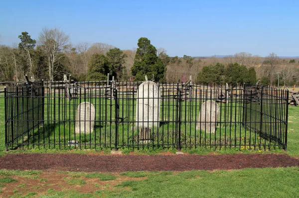 マナッサスの最初戦いの間に榴散弾によって殺された 民間ジュディス カーター ヘンリーにかかっている小さな墓地マナサス バトル フィールド国立公園 バージニア州のヘンリー ハウス丘の上 — ストック写真