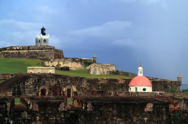 İspanyolca gardiyan olarak bilinen sayısız nöbetçi kulübesi ile noktalanan büyük duvarlar, ABD 'nin Porto Riko bölgesindeki Karayip liman kenti Old San Juan' ı çevrelemektedir.  
