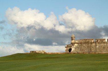 Eski San Juan, Porto Riko 'da yer alan El Morro kalesi, muhtemelen Amerika' da inşa edilmiş en ayrıntılı tahkimatlardan biridir.
