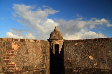 İspanyolca gardiyan olarak bilinen sayısız nöbetçi kulübesi ile noktalanan büyük duvarlar, ABD 'nin Porto Riko bölgesindeki Karayip liman kenti Old San Juan' ı çevrelemektedir.  