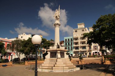 Plaza de Colon, Eski San Juan, Porto Riko 'da bulunan ve kendini Amerika' nın Avrupalı kaşifi Christopher Columbus 'a adamış popüler bir parktır.