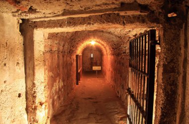 Castillo San Cristobal 'da gizli geçitler, karanlık tüneller ve kasvetli zindanlar var. Eski San Juan, Porto Riko' da bulunan geniş bir İspanyol kalesi.